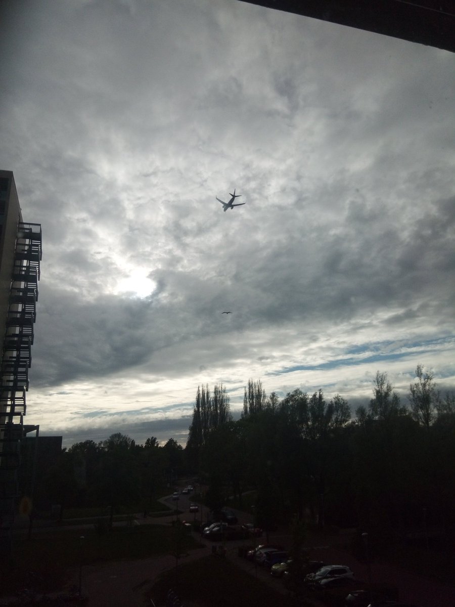 GWKnottnerus's tweet photo. De hele dag boven Uilenstede elke 2 minuten laag een vliegtuig over. Slopend voor de (volks)gezondheid van buurt en bewoners. #Schiphol @Schiphol https://t.co/f1B972ZymM