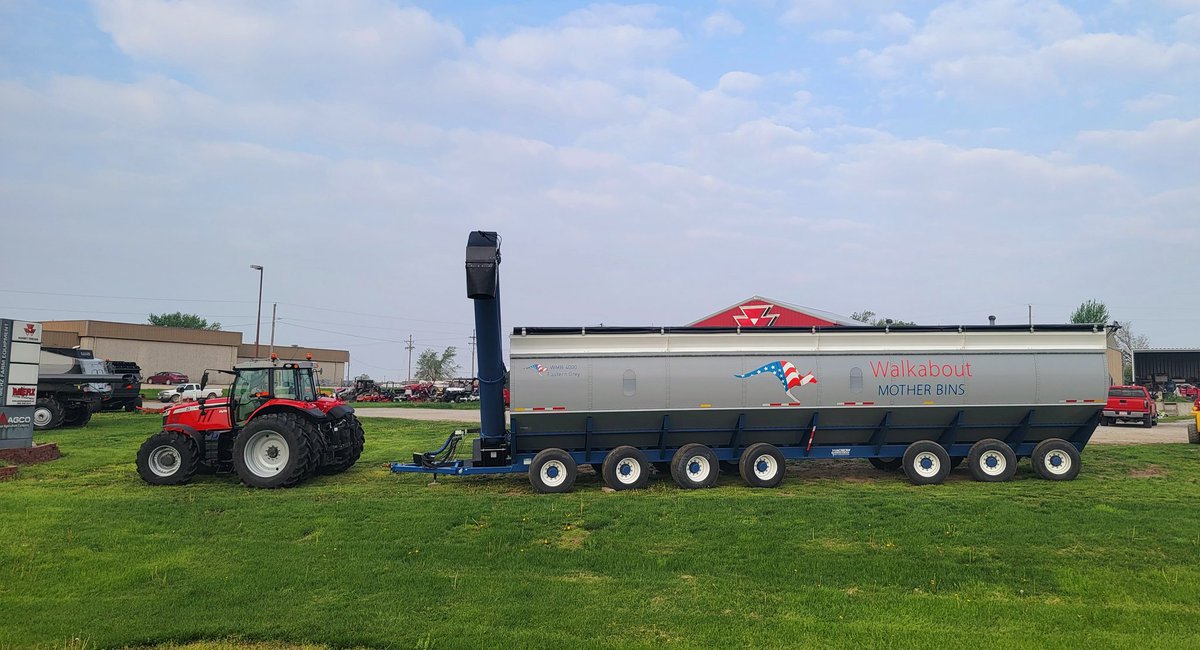MerzFarmEquip's tweet photo. Massive! 4000 Bu capacity keeps the combines cutting, the grain carts and trucks moving because they no longer have to wait on each other! @motherbin1 https://t.co/YPwfJS9Dnz