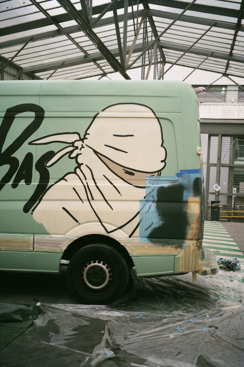 interludefrance's tweet photo. Un camion inspiré de "Là-bas" de Népal se balade dans les rues parisiennes 🕊️

Il appartient à un artisan, et fait partie des 12 œuvres dédiées à "Adios Bahamas" conçues par les artistes du projet "12.12 Adios Bahamas" https://t.co/KIkz2qnzUx