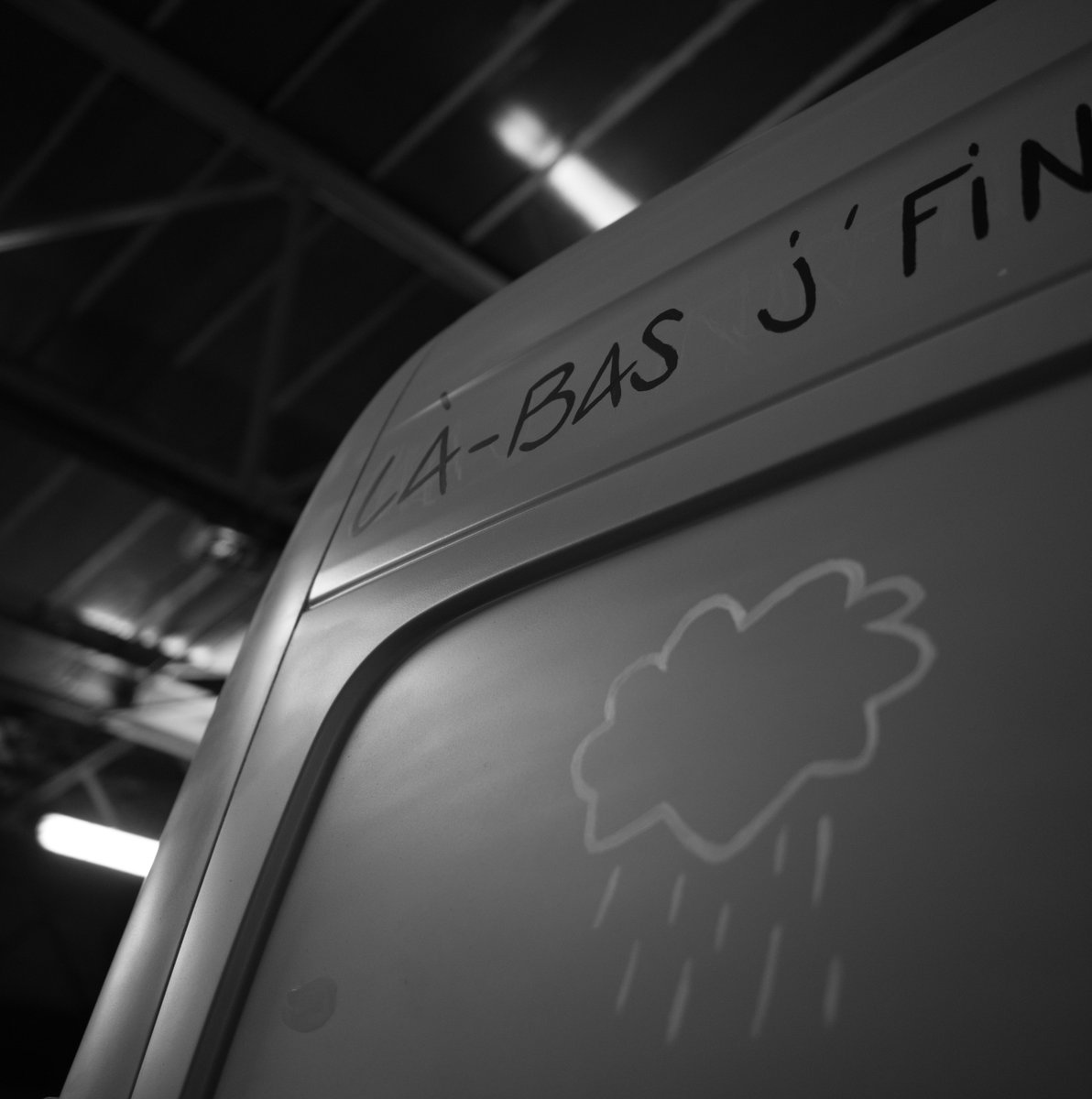 interludefrance's tweet photo. Un camion inspiré de "Là-bas" de Népal se balade dans les rues parisiennes 🕊️

Il appartient à un artisan, et fait partie des 12 œuvres dédiées à "Adios Bahamas" conçues par les artistes du projet "12.12 Adios Bahamas" https://t.co/KIkz2qnzUx