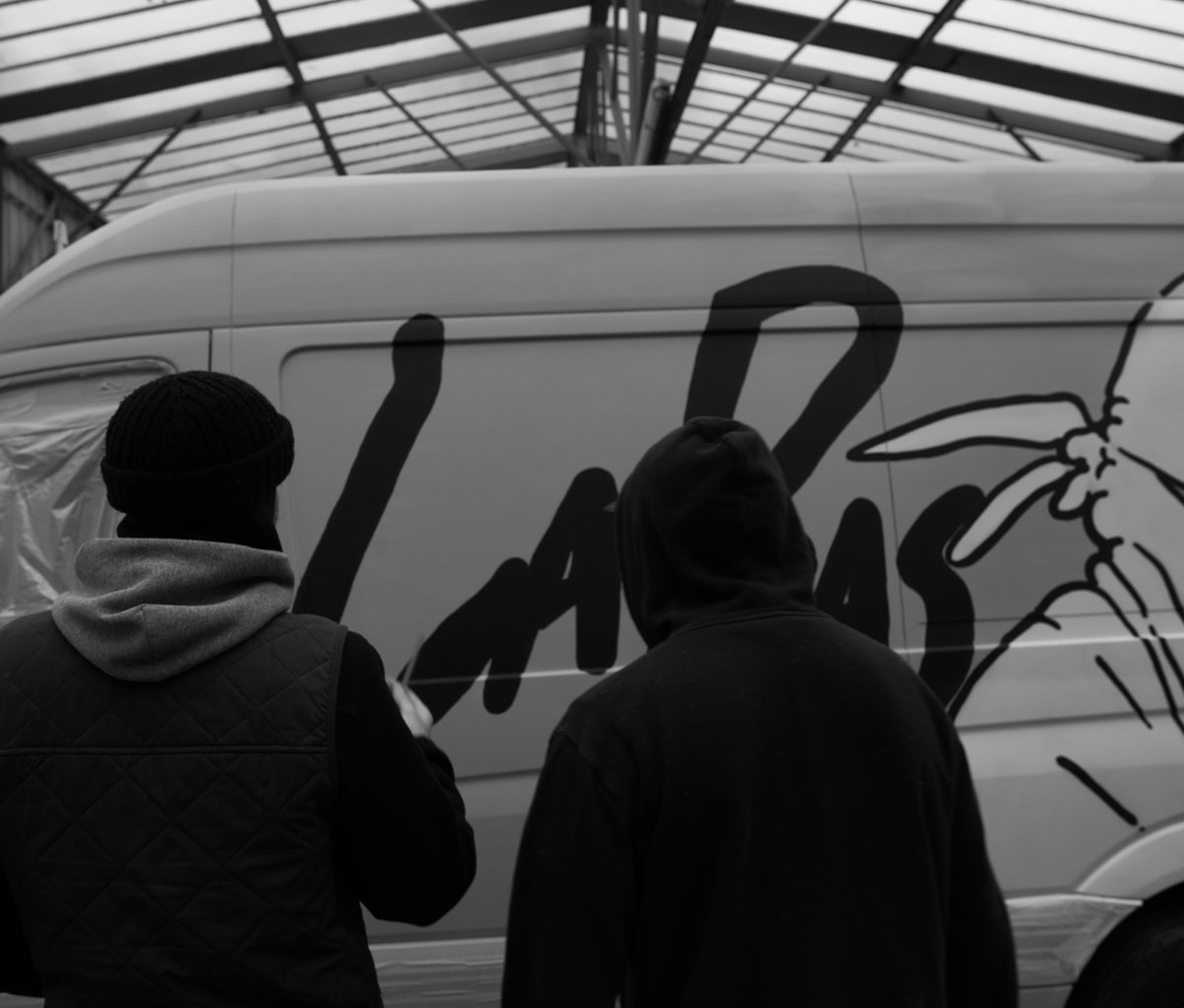 interludefrance's tweet photo. Un camion inspiré de "Là-bas" de Népal se balade dans les rues parisiennes 🕊️

Il appartient à un artisan, et fait partie des 12 œuvres dédiées à "Adios Bahamas" conçues par les artistes du projet "12.12 Adios Bahamas" https://t.co/KIkz2qnzUx