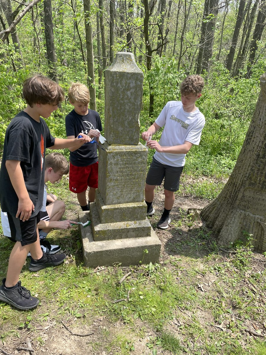 TheKevinMCline's tweet photo. Kids are hard at work! Great local history here, great heartful work being done! #FJSHSDayOfService #FHSHistory @McclintickMatt https://t.co/vgFn5TB27e