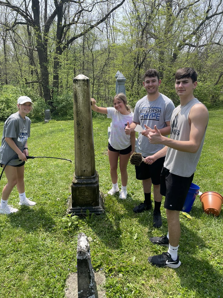 TheKevinMCline's tweet photo. Kids are hard at work! Great local history here, great heartful work being done! #FJSHSDayOfService #FHSHistory @McclintickMatt https://t.co/vgFn5TB27e