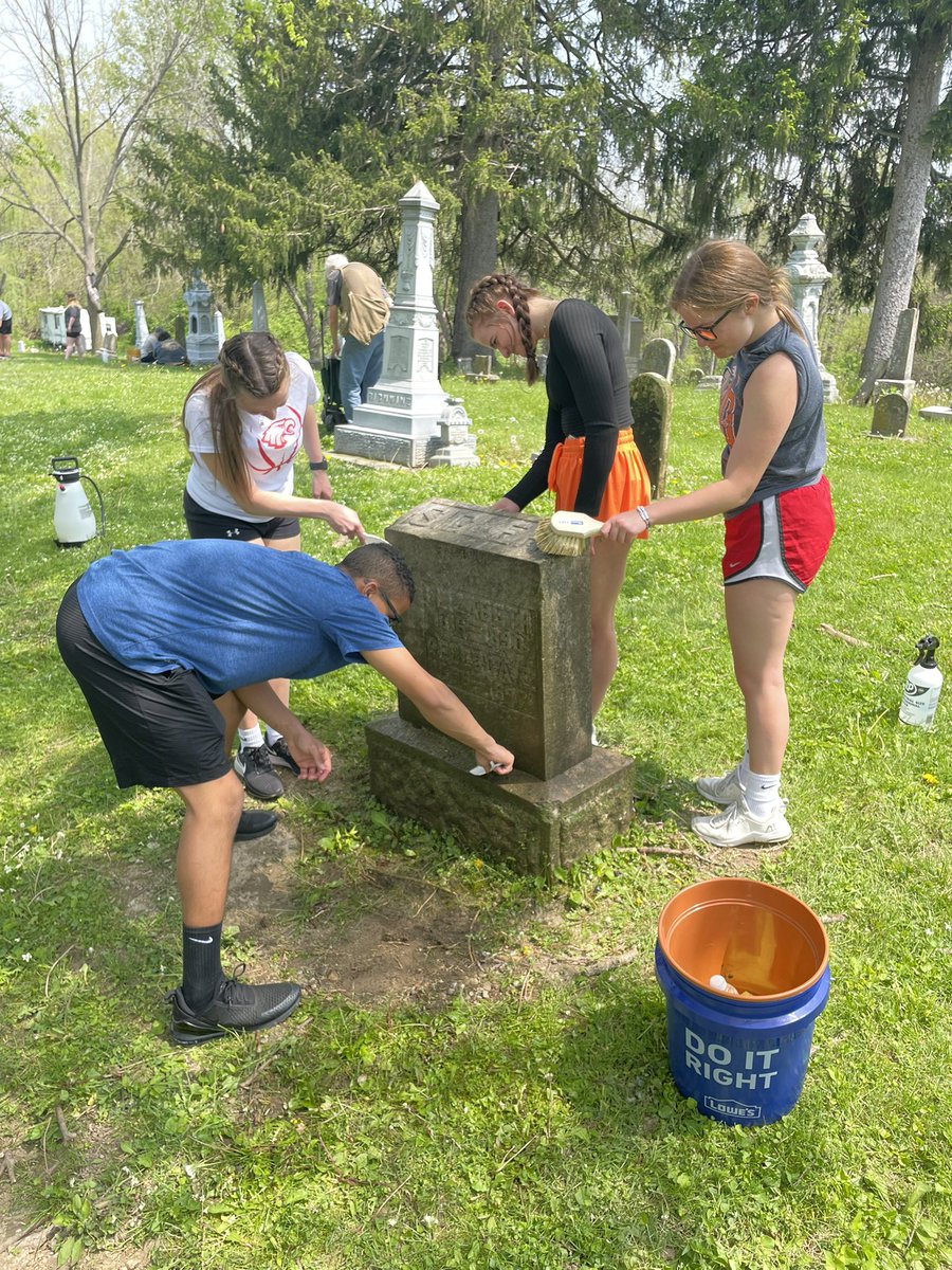 TheKevinMCline's tweet photo. Kids are hard at work! Great local history here, great heartful work being done! #FJSHSDayOfService #FHSHistory @McclintickMatt https://t.co/vgFn5TB27e