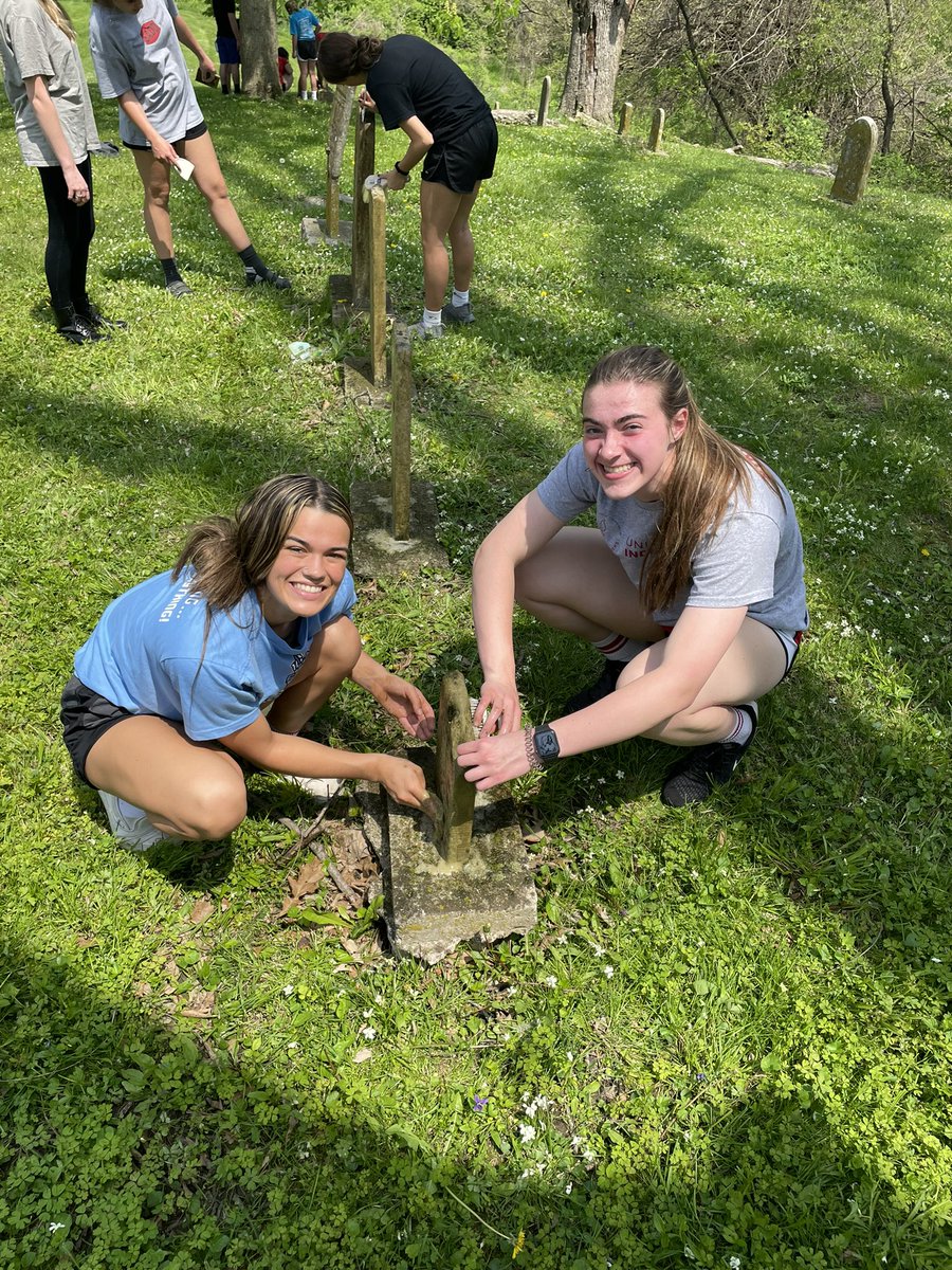 TheKevinMCline's tweet photo. Kids are hard at work! Great local history here, great heartful work being done! #FJSHSDayOfService #FHSHistory @McclintickMatt https://t.co/vgFn5TB27e