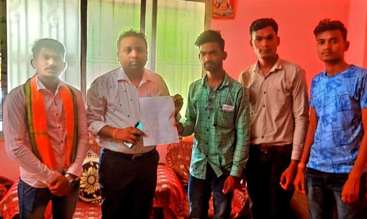 Parmanand_28's tweet photo. ग्राम जोब के युवाओं के साथ क्षेत्र में हो रहे खाद्य गोदाम की समस्या को लेकर राजनांदगांव जिला पंचायत अध्यक्ष के पति घासी साहू @sahugeeta353 के समक्ष खाद्य गोदाम का मांग किए  #youth #yuvashaktirashtrashakti https://t.co/dUcLKXiZzg