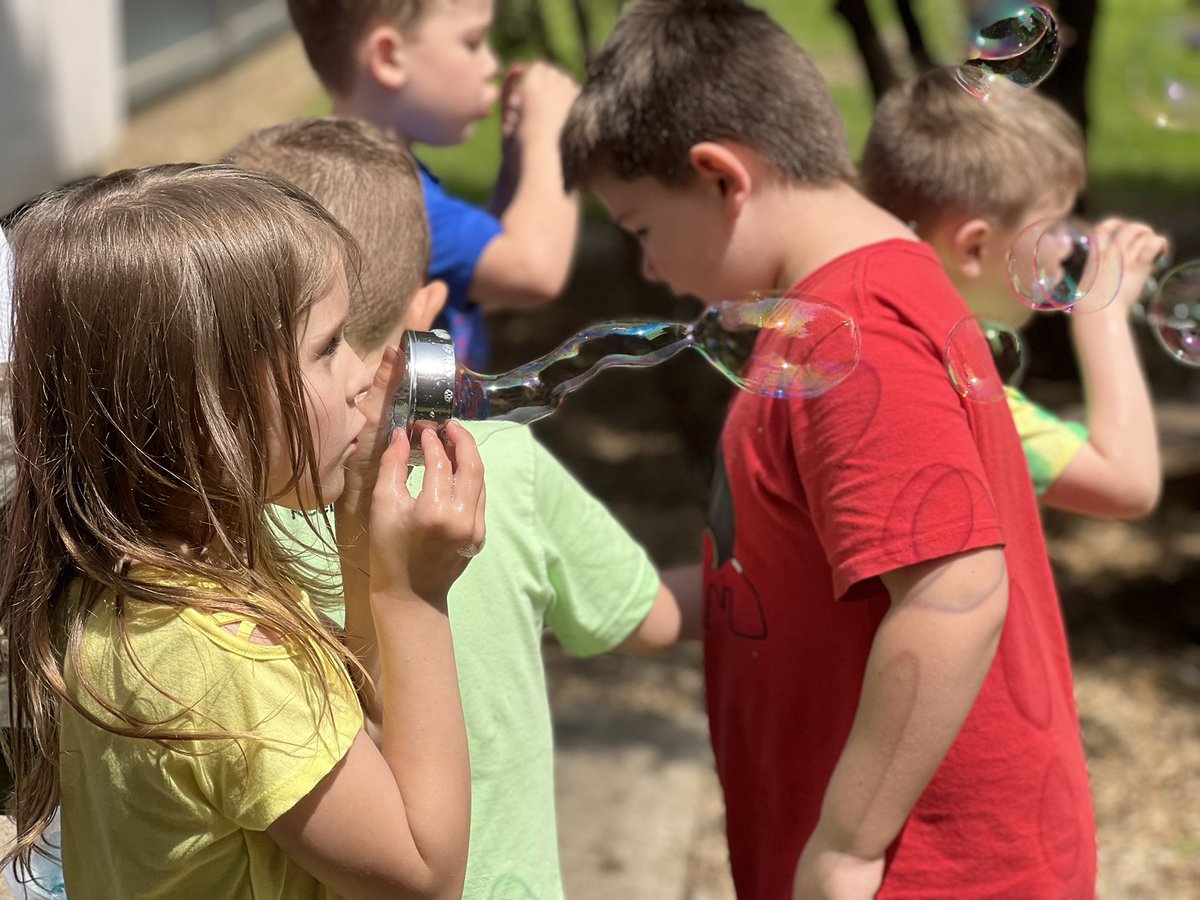 Ms_KatelynH's tweet photo. Celebrating the count down until 1st grade! Todays theme is bubbles and we had a blast!#AmandaMustangs #middies @MiddletownOH @MrsVonHolle @AmandaEleTweets https://t.co/w4TV6VonkR