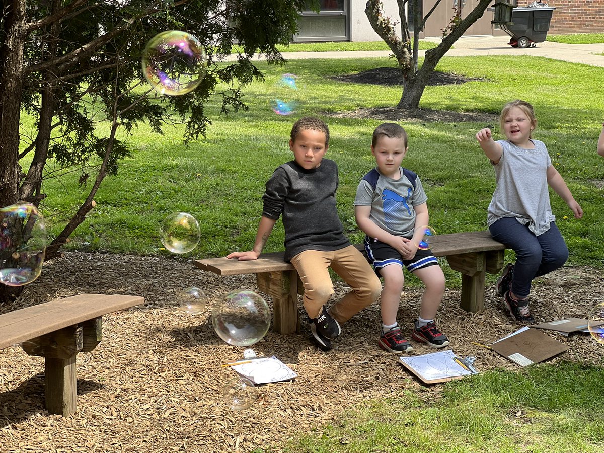 Ms_KatelynH's tweet photo. Celebrating the count down until 1st grade! Todays theme is bubbles and we had a blast!#AmandaMustangs #middies @MiddletownOH @MrsVonHolle @AmandaEleTweets https://t.co/w4TV6VonkR