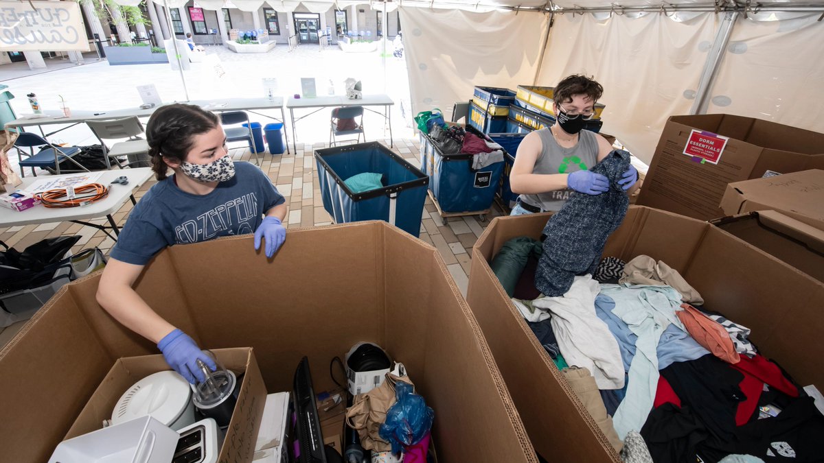 SustainablePitt's tweet photo. Over 5 TONS of items were collected this year during @PittStudents move out by #Clutter4ACause, supporting reuse by @PittPantry, #Thriftsburgh, @Pitt_SOOS, @PittSurplus, &amp; @gwswpa!
+ THANK YOU TO @OaklandPlanning!

https://t.co/u1lAsdgwRE https://t.co/PzBvpvrN8k