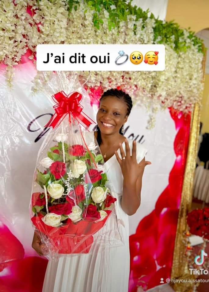 HumourCine237's tweet photo. 🔴News 
Aïssa Njayou n'est plus sur le marché oooo. Elle vient d'accepter la demande en mariage de son amoureux. Félicitations au couple. 
#RemplissonsLesSalles https://t.co/xOK6lKPtT8