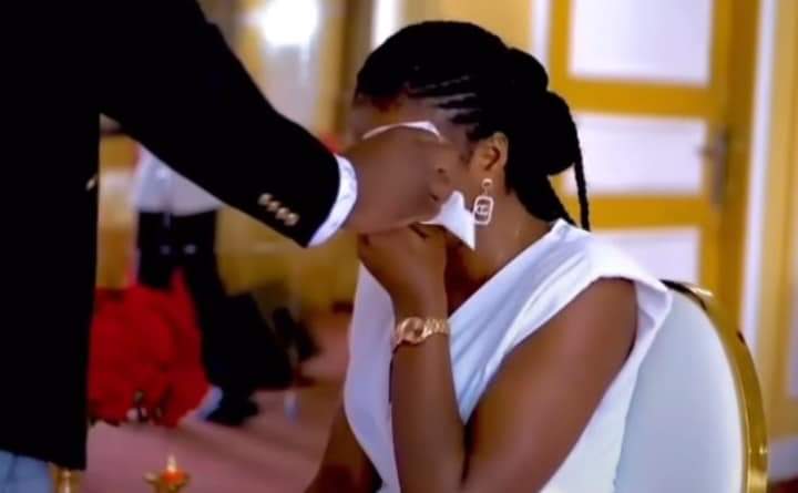 HumourCine237's tweet photo. 🔴News 
Aïssa Njayou n'est plus sur le marché oooo. Elle vient d'accepter la demande en mariage de son amoureux. Félicitations au couple. 
#RemplissonsLesSalles https://t.co/xOK6lKPtT8