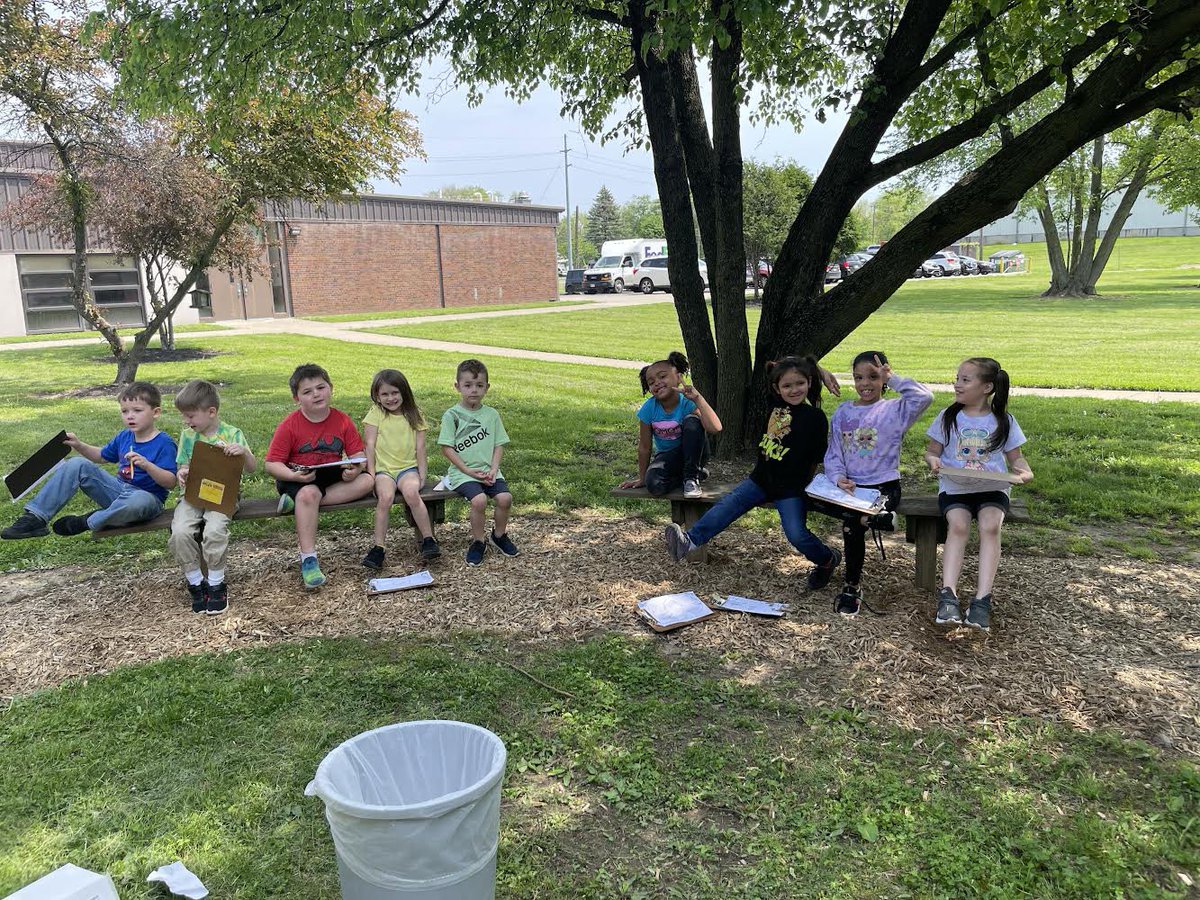 Ms_KatelynH's tweet photo. We had some friends who were able to blow bubbles using gum! Enjoying our outdoor classroom area! @AmandaEleTweets @MiddletownOH #bubbleday #middiesonthemove https://t.co/y8a83ZUKXo