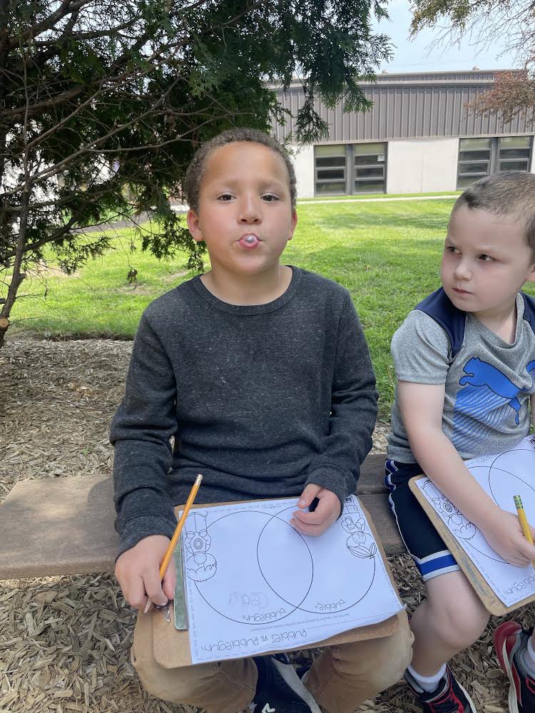 Ms_KatelynH's tweet photo. We had some friends who were able to blow bubbles using gum! Enjoying our outdoor classroom area! @AmandaEleTweets @MiddletownOH #bubbleday #middiesonthemove https://t.co/y8a83ZUKXo
