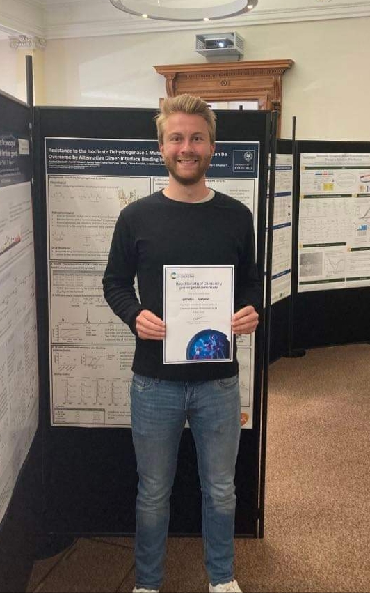 RaphaelRe1's tweet photo. I am very happy about receiving a @RoySocChem  poster prize at the @rsc_chembio symposium in London @RSC_CBBG Thanks to everyone involved in the work especially my supervisors Chris and @MartineAbboud! @SchofieldOxford @OxfordChemistry @ChemBioCDT_Ox https://t.co/B1tM3C1aFN