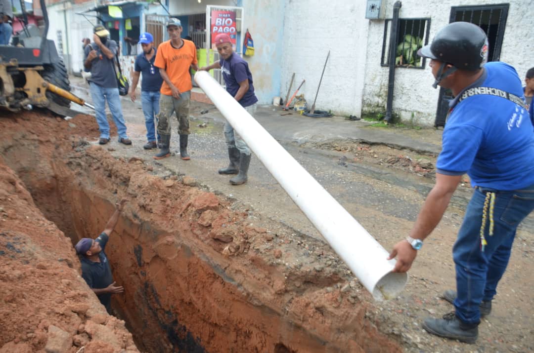 gonzalez10ana_'s tweet photo. Hoy se realizó sustitución de 18 metros de tubería de aguas servidas en la calle Catatumbo del sector Brisas de Carabobo 

#AquíNadieSeRinde https://t.co/tIAFRNrUBz
