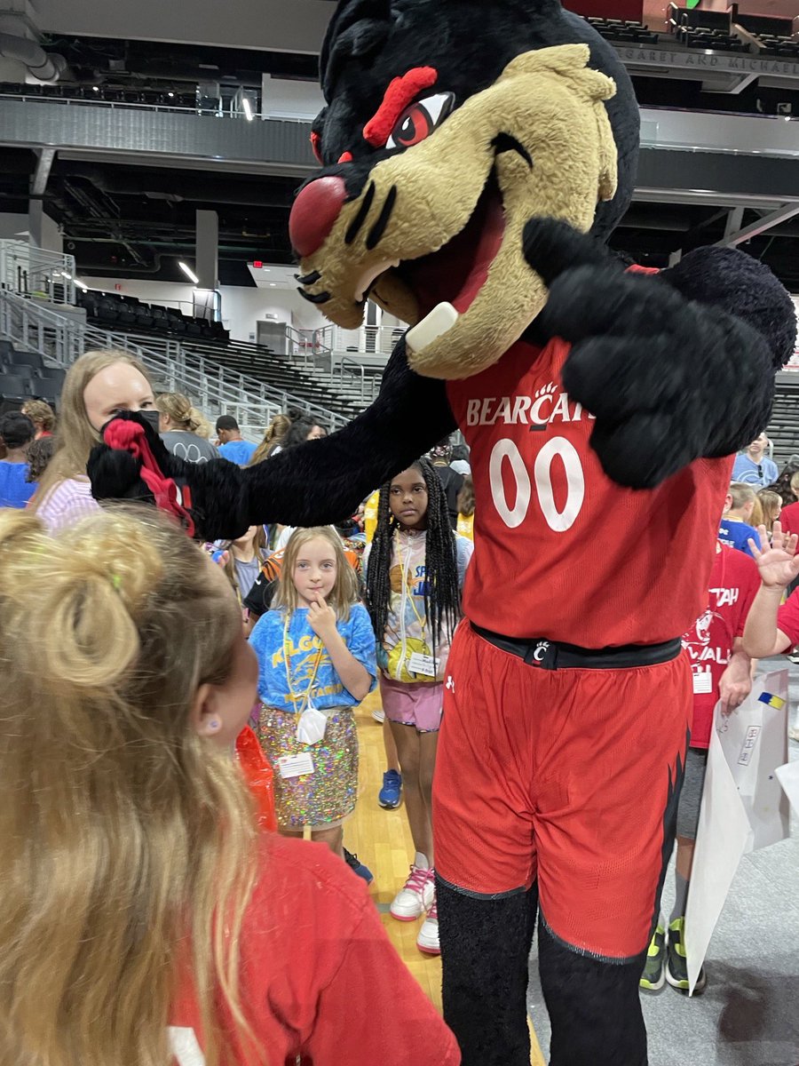 MrsWest_in_4th's tweet photo. We had an amazing time at #MarketMadness @uofcincy! We sold out of our product &amp; got to meet @iamSauceGardner @GoBEARCATS @DeerParkAmity @DeerParkSchools https://t.co/MjWw8FRV6M