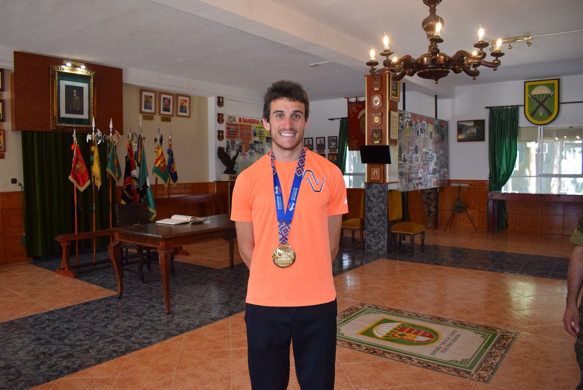 Mariano García, campeón del mundo🥇 de 800 m🏃‍♂️ en pista cubierta visita al Regimiento #Zaragoza_5 #BRIPAC para fomentar, aún más, entre los #paracaidistas🪂 el espíritu de superación cada día en el trabajo, la instrucción y el deporte.
