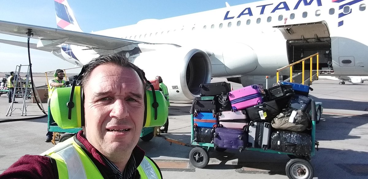 gastaldi_adrian's tweet photo. Visitando la escala de Mendoza, pronta a certificar ISAGO y  charlando con los compañeros trabajadores, que hacen grande a una intercargo federal, presente en 19 aeropuertos del Pais!!!🇦🇷🇦🇷
#alpiedelavion https://t.co/tF9f714QSV