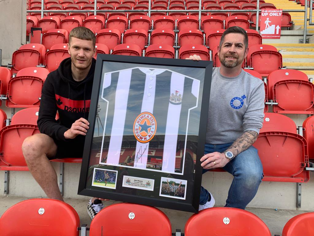 paulm_davis's tweet photo. Michael Smith genuinely humbled by #rufc fans sorting out a signed Alan Shearer shirt for him. Well over £2,000 raised, with all the spare money going to Rotherham Hospice. Smudge making a donation to the hospice himself. https://t.co/lf4kTRA3Yu
