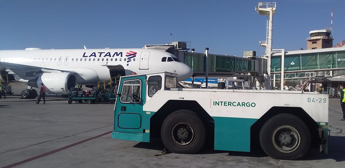 gastaldi_adrian's tweet photo. Visitando la escala de Mendoza, pronta a certificar ISAGO y  charlando con los compañeros trabajadores, que hacen grande a una intercargo federal, presente en 19 aeropuertos del Pais!!!🇦🇷🇦🇷
#alpiedelavion https://t.co/tF9f714QSV