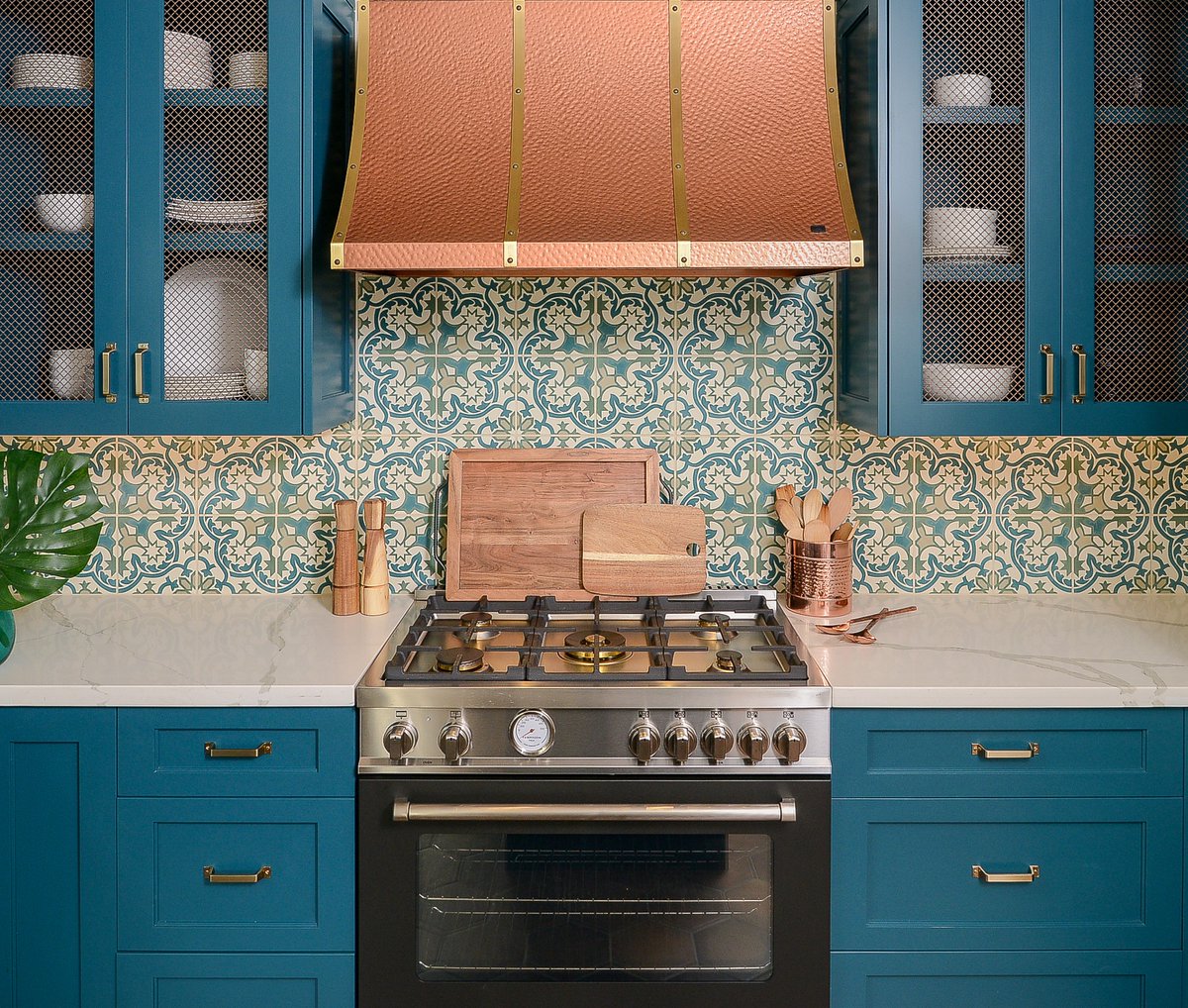 Bertazzoni_ita's tweet image. A black painting in a blue frame! Our #BertazzoniMasterSeries range puts the finishing touch on this cool-hued kitchen, bringing a grounded visual weight with the textured, black finish. bit.ly/3P4mVbj
(Design: House of Brazier // Photo: Brian Kellogg)