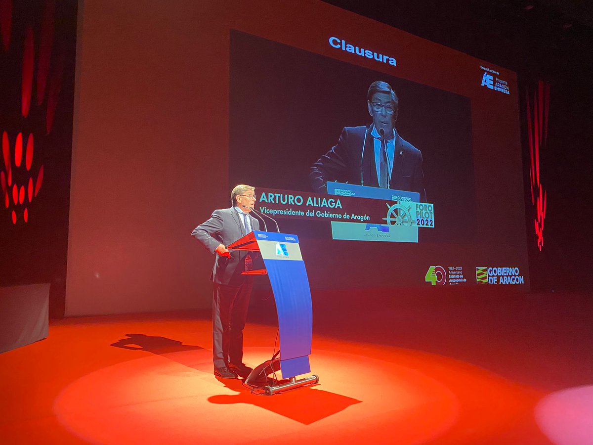 GobAragon's tweet photo. 🗣@ArturoAliaga_: “La competitividad logística de las empresas aragonesas ha ayudado a que la comunidad crezca económicamente y genere empleo y siga siendo muy atractiva para llevar a cabo inversiones”. #PremioPILOT https://t.co/E0i3cIqKUU