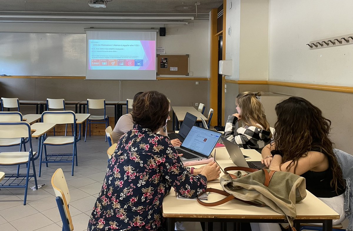 aina_eiou's tweet photo. Aquesta tarda, a l’assignatura #DretsHumans i Marcs Legals de l'Educació Social, hem parlat dels #ODS i de la seva vinculació amb els drets humans.
Moltes gràcies @XVRBCN per convidar-me! Ha estat una experiència molt enriquidora 🔝 #EducaDrets 💪 https://t.co/JACVvuyPNd