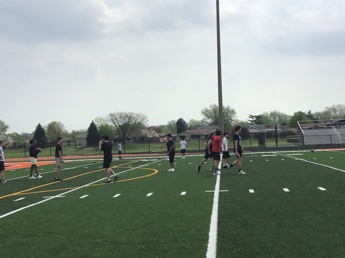 AstroMediaJacob's tweet photo. It’s extremely hot and students are enjoying the weather outside today! https://t.co/CIRJsikwjn