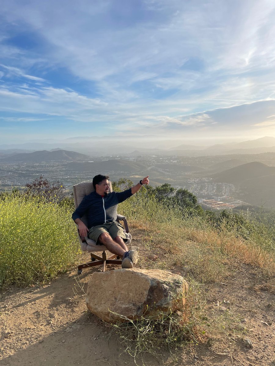 Early morning hike before going to the office. Or did we just find a new office? ;-) Beautiful morning with amazing views and great company.  #hikingadventures #hiking #sunrise #naturelovers