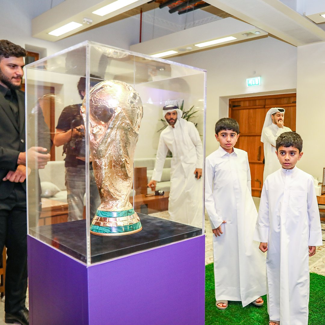 roadtoqatar_es's tweet photo. Ley de atracción. Imposible no mirar la Copa del Mundo cuando la tenés al lado. 😯
#Qatar2022 #TrophyTour https://t.co/Fnokd6EMrp