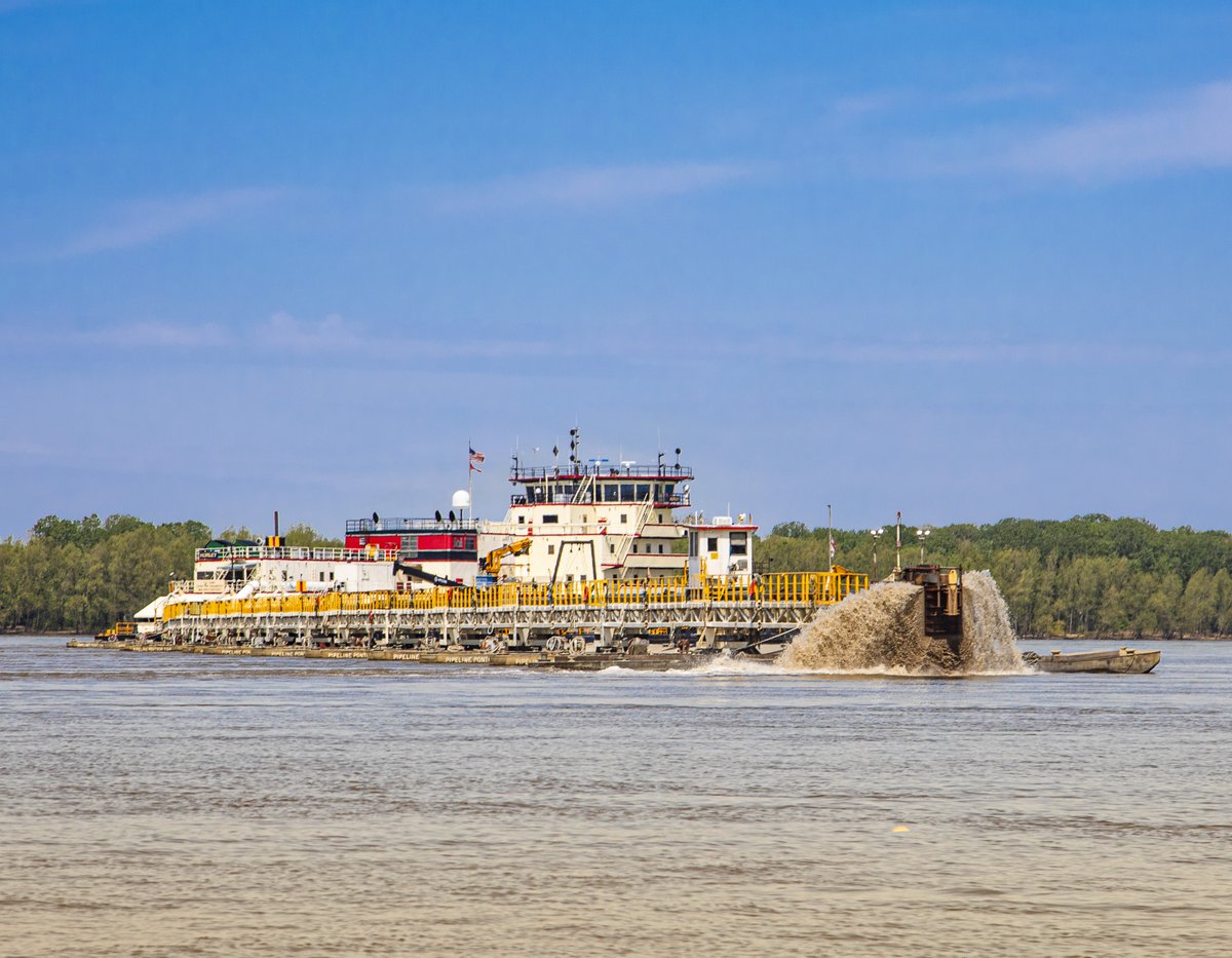 MemphisDistrict's tweet photo. Yeah... our dredge is better than your dredge... 😏

https://t.co/hN26fhfZAs https://t.co/3OgvxL1Lgh