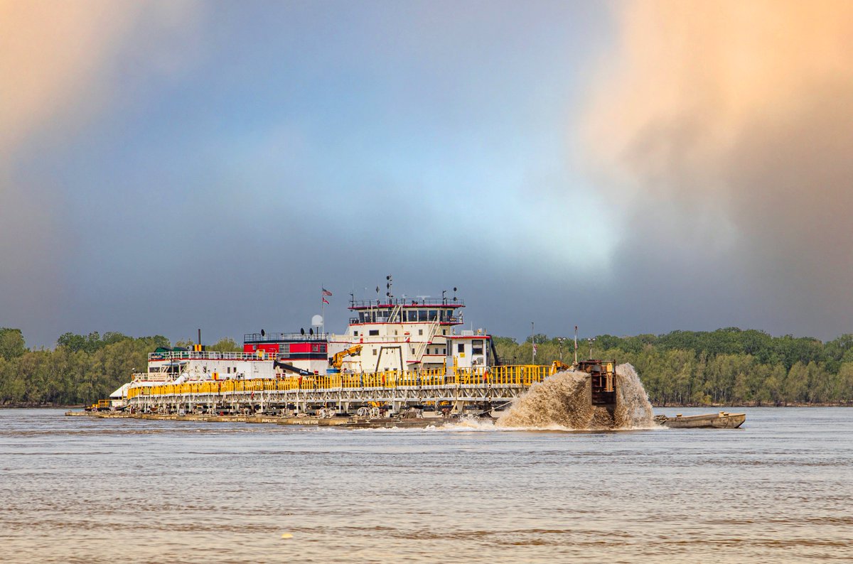 MemphisDistrict's tweet photo. Yeah... our dredge is better than your dredge... 😏

https://t.co/hN26fhfZAs https://t.co/3OgvxL1Lgh