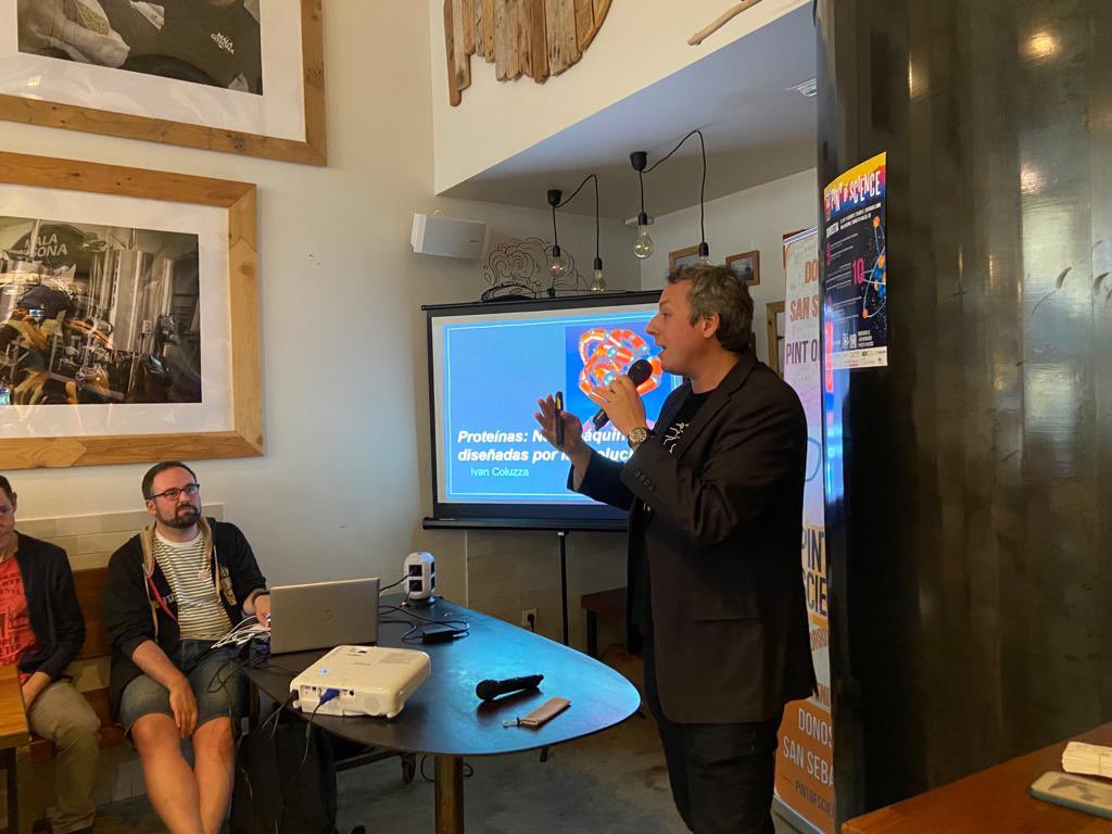 DivulgaDonosti's tweet photo. En @malagissonabh continuamos con la siguiente charla, en la que @IColuzza nos habla nanomáquinas!! @BCMaterials #Pint22ES #Pint22DSS https://t.co/HOwlOzZrXF
