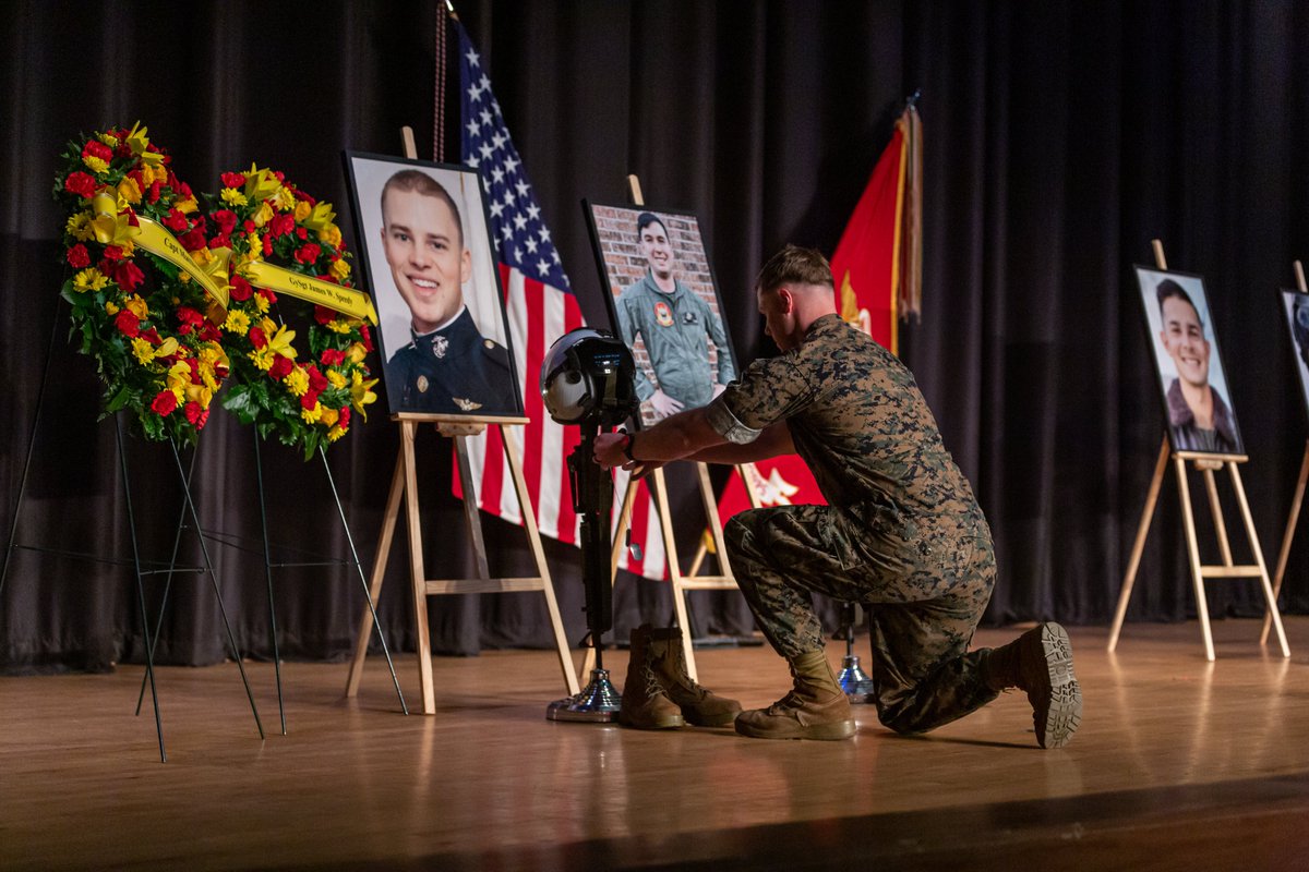 MARFORCOM's tweet photo. U.S. #Marines, #Sailors and #families with VMM-261 held a memorial service for Capt. Matthew J. Tomkiewicz, Capt. Ross A. Reynolds, Gunnery Sgt. James W. Speedy, and Cpl. Jacob M. Moore, whose MV-22 Osprey crashed during Exercise #ColdResponse22
#rememberthefallen https://t.co/dawx4bbzXw