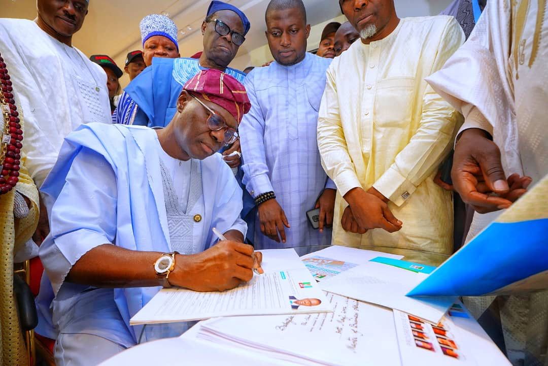 APCLagosNG's tweet photo. Governor of Lagos State, Gov Babajide Sanwo-Olu @jidesanwoolu submits his Nomination and Expression of interest forms. 
#SanwoAgain https://t.co/NfKsBoldyh
