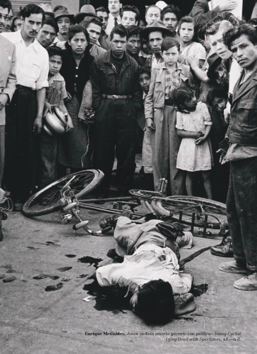 CulturaUNAM's tweet photo. A los 8 años –contaba- ya le publicaban las fotos que, más que juego, eran su pasión: escenas de calle, un choque. Enrique Metinides llevó la fotografía de nota roja a una dimensión artística. Celebramos su obra: toda una vida en la prensa mexicana. Descanse en Paz. 🖤   

📷MUAC https://t.co/mDRdfc3m76
