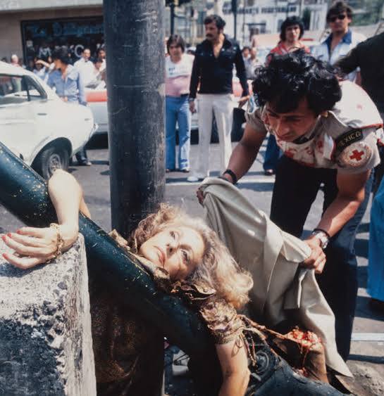 CulturaUNAM's tweet photo. A los 8 años –contaba- ya le publicaban las fotos que, más que juego, eran su pasión: escenas de calle, un choque. Enrique Metinides llevó la fotografía de nota roja a una dimensión artística. Celebramos su obra: toda una vida en la prensa mexicana. Descanse en Paz. 🖤   

📷MUAC https://t.co/mDRdfc3m76