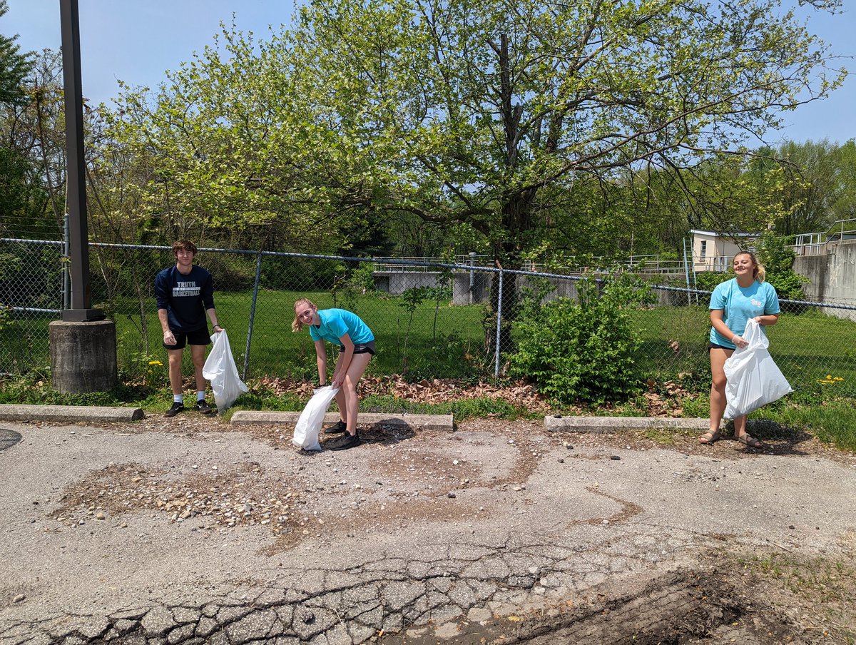 FranktonNhs's tweet photo. NHS rocking their service at APL!   #FJSHSDayofService @FranktonEagles https://t.co/6DkCPbmikV