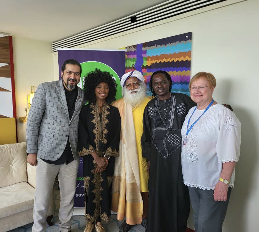 Innamodja's tweet photo. Gm! Very grateful to @SadhguruJV for the productive work day to brainstorm &amp; talk about sustainable solutions &amp; soil, with my friends &amp; fellow @UNCCD Ambassadors @baabamaal &amp; @rickykej , our Land Heroes @Ibrodollars , Moses &amp; David, &amp; our wonderful coordinator @SarahBandaG ❤️ https://t.co/XKK1Yw8Kou