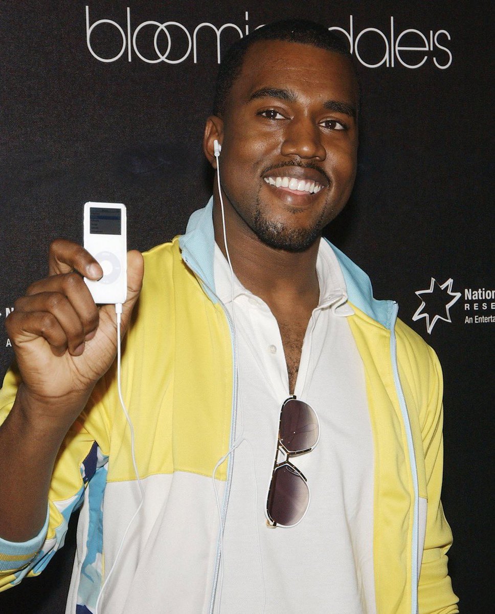 ComplexMusic's tweet photo. Apple officially discontinued the iPod 😢 https://t.co/4fzqO6JsVK
