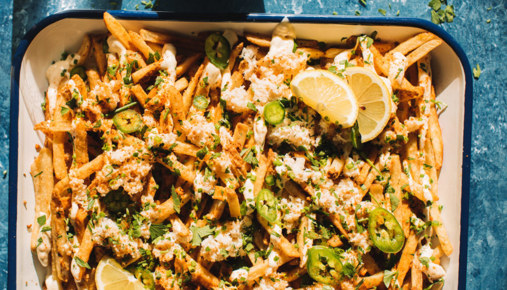 Loaded Crab Fries with Garlic Aioli. Need we say more? 🤤 Find the recipe below! 

bit.ly/3kTMI8e