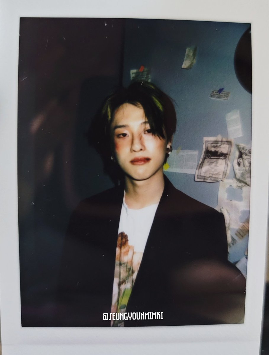 seungyounmimki's tweet photo. 제가 폴라를 다 뽑게 되다니...ㅠㅠㅠㅠ
토요일부터 와있었는데...이제 꺼내서 미야네..ㅠㅠ

나른한 승연이 너무 이뻐!

#조승연 #WOODZ #조승연폴라 #앨범폴라 #COLORFUL_TRUAMA https://t.co/Kgu7BME3MV