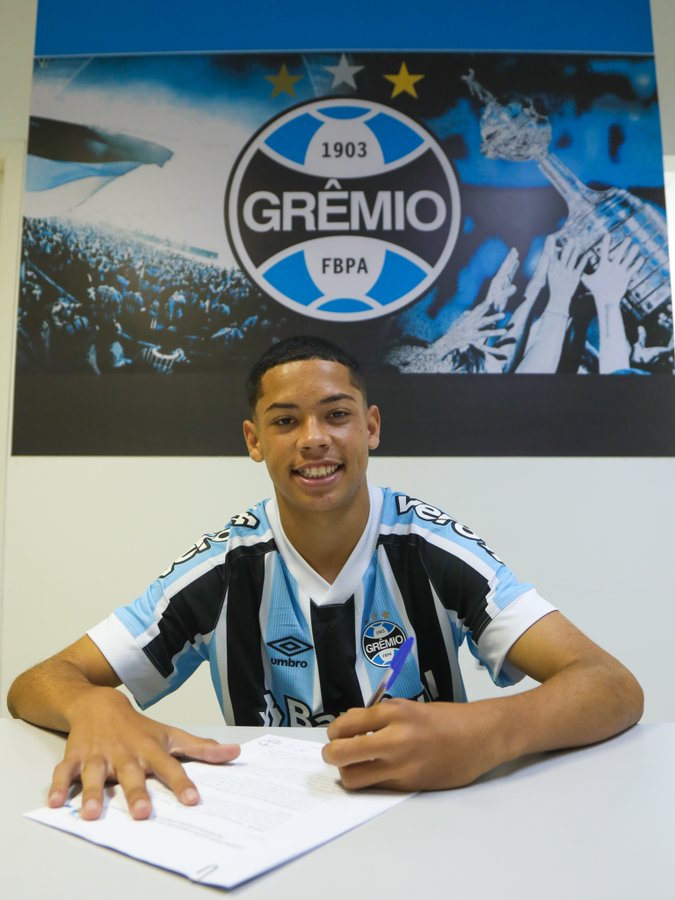 Grêmio renova com jogador da base até 2025; veja valores