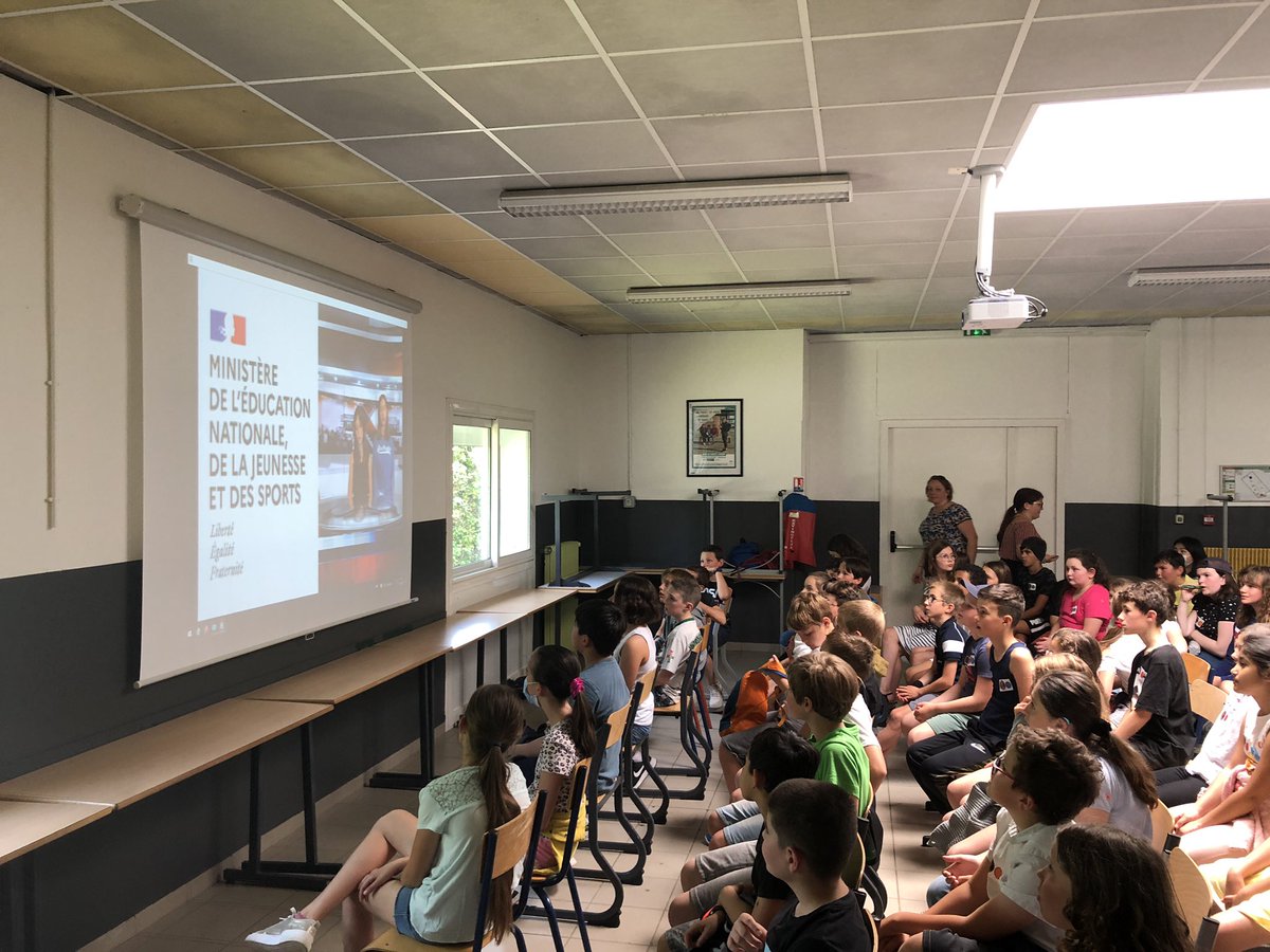 clgjprevert33's tweet photo. Une journée riche en émotion et un vrai succès pour l’escape Game organisé pour les CM2 venus découvrir le collège ! Bravo les 5e Copernic ! 👏👏👏@ccileERIONALUOB @AcBordeaux #escapegame #climatscolaire https://t.co/oTBh0nxqM2