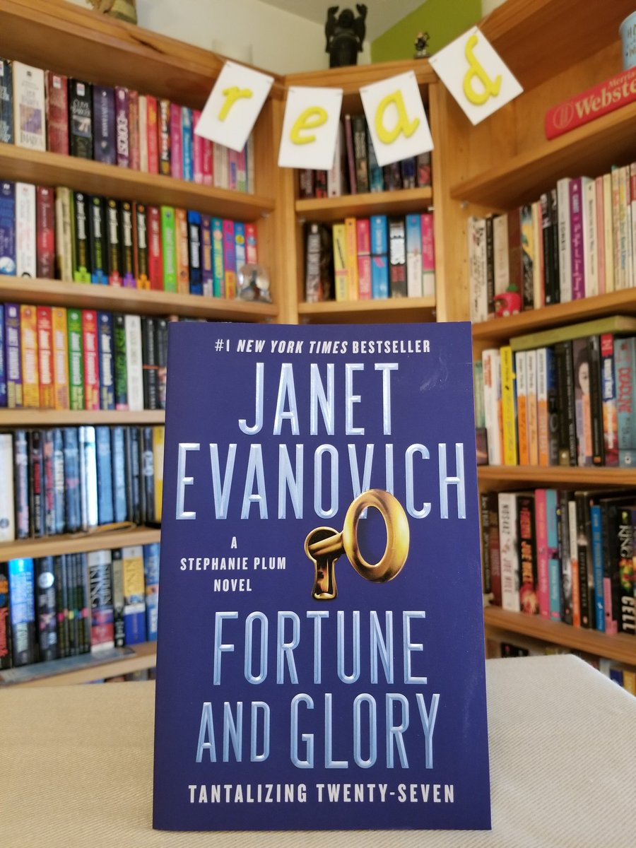 bluelowski's tweet photo. Currently #reading 
#fortuneandglory #janetevanovich #stephanieplum #mystery #mysterybooks #books #currentlyreading https://t.co/OGwBTJFZuk