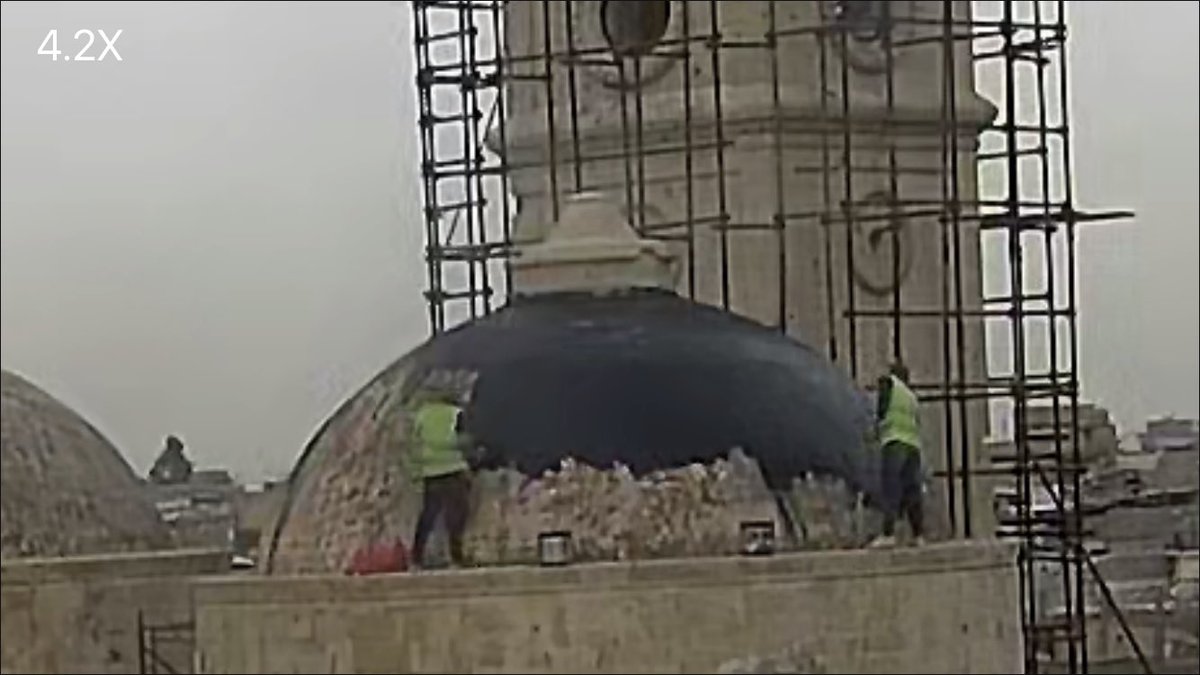 Mossoul: Nouvelle couleur pour la coupole de Notre-Dame de l’Heure ? Non: réfection de l’étanchéité avant de replacer les pierres. La maison est vraiment en chantier. #Irak #Mosul #GreenMosul c’est aussi l’isolation thermique du patrimoine.