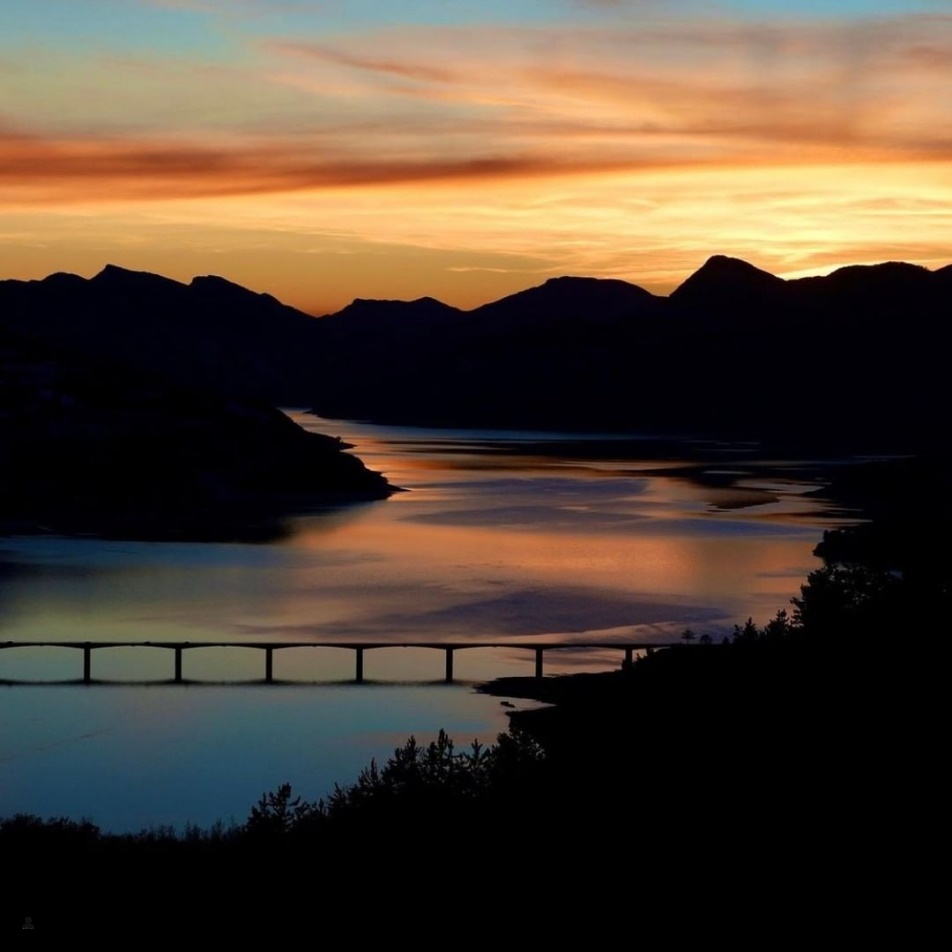 MaRegionSud's tweet photo. 🌄 Il n'est pas beau le lac de Serre-Ponçon lorsqu'il se pare de ses couleurs du soir ?
#myhautesalpes #regionsud #southoffrance #hellolesud
📸 ricotherico https://t.co/tFEqTE87fS
