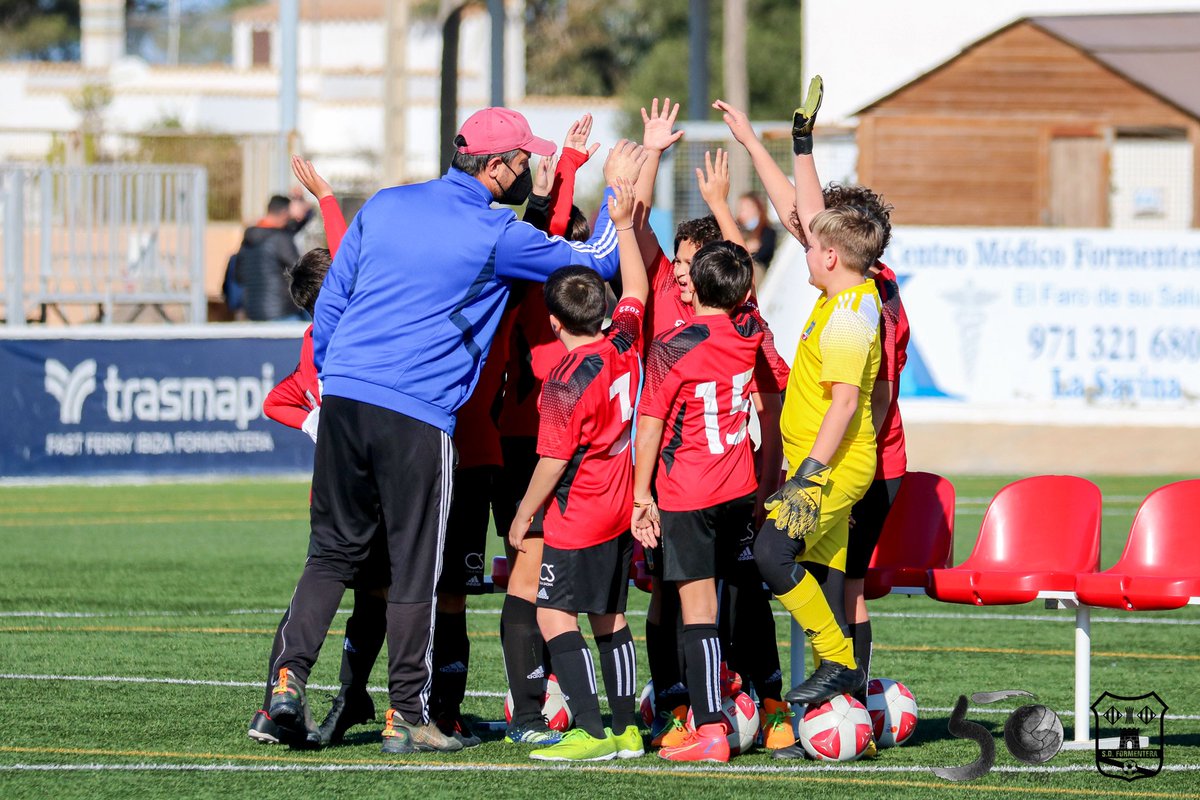 sdformentera's tweet photo. El club s'uneix per portar al primer equip als playoffs sense violència verbal.
➡️Aquest diumege tots els futbolistes del club i les seves famílies estan convidades al partidàs contra la @Penyadeportiva 
🎩L'equip juvenil muntarà un dispositiu contra la violència verbal. https://t.co/7DMmNwDnbH