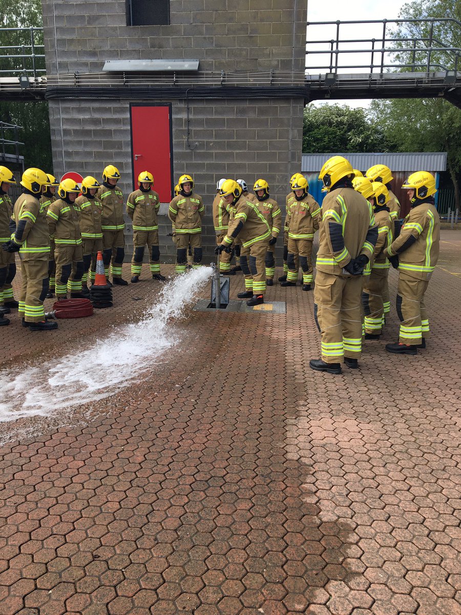 AvonFireRescue's tweet photo. Today we learned about #Firehydrants Can you find the sign on your road? #AvonFire @SevernPark #WT0222 #thinkwhereyoupark https://t.co/9vX6CPQ0Fr