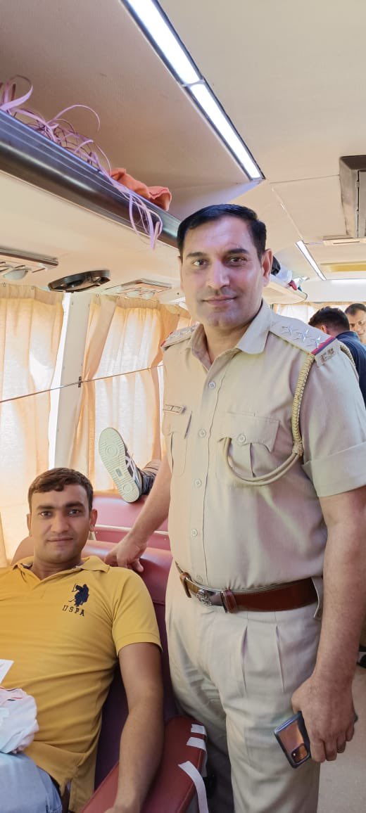 gurgaonpolice's tweet photo. #Today a blood donation camp was organized in PS DLF  PH 1 with the   #support of Rotary club.

#PS officials and other volunteers donated around 45 units of blood.

@DGPHaryana 

@police_haryana https://t.co/6We9LYulLD